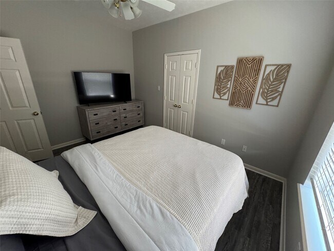 Building Photo - 14024 Shoreline Dr