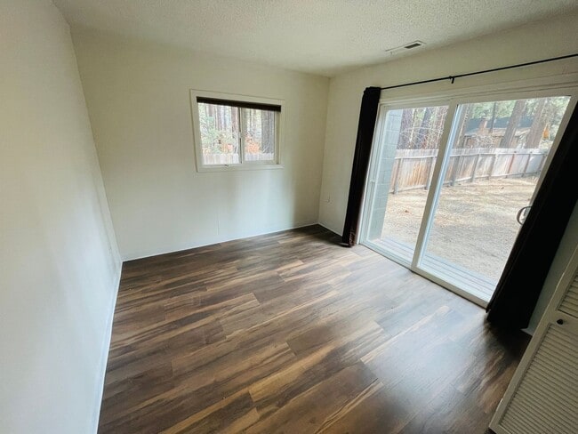 Building Photo - 3 bed 2 bath with private fenced yard