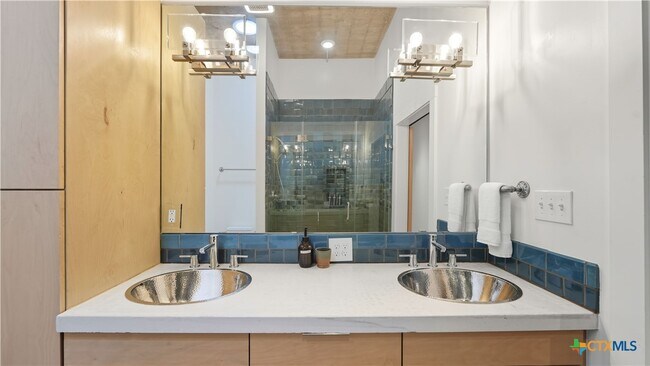 Building Photo - 222 Losoya St