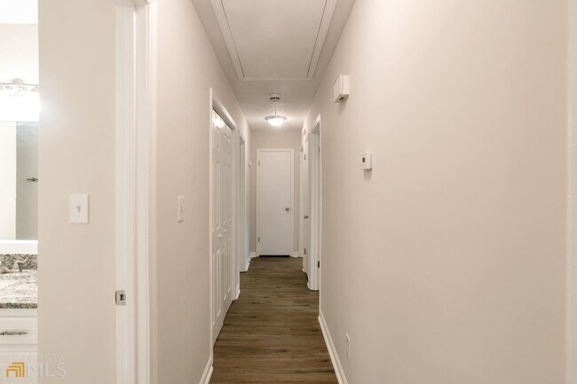 Building Photo - 58 Fair Oaks Dr SE