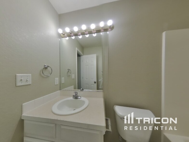 Building Photo - 510 N 30th Ave Ct