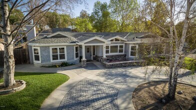 Building Photo - Calle Violeta