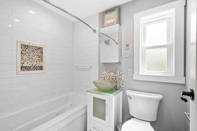 Building Photo - AVAILABLE JUNE 1ST!! STUNNING 3 BEDROOM IN...