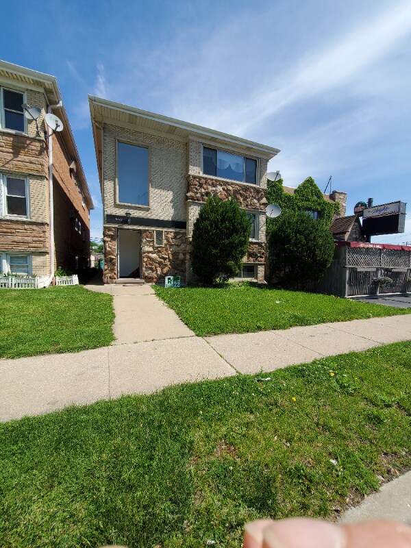 Building Photo - 6440 W Montrose Ave