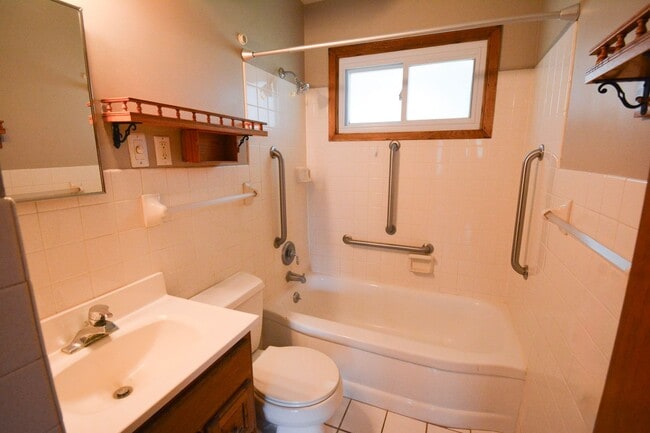 Building Photo - Charming 2-Bedroom Home with Natural Light...