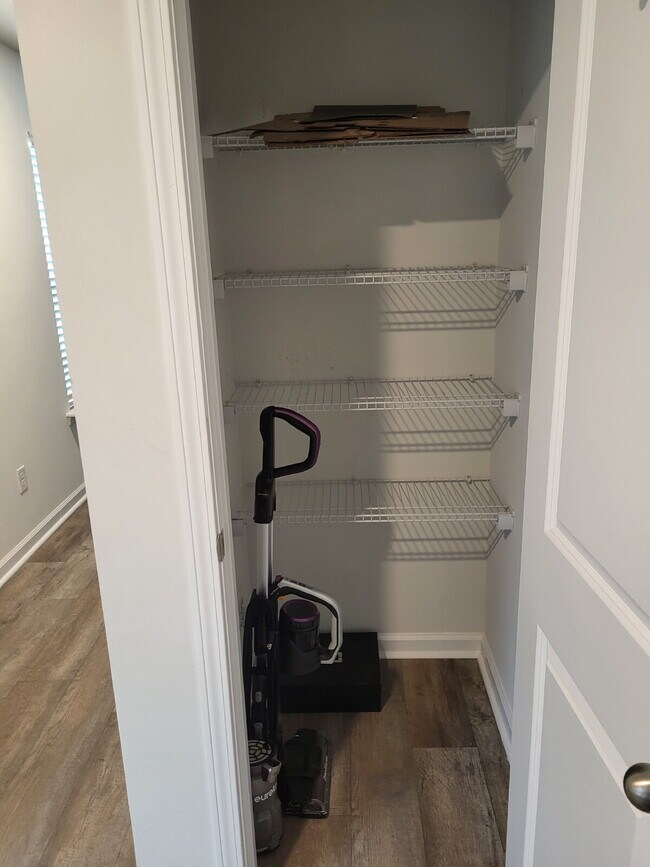 Building Photo - "Spacious Fully Furnished 4-Bedroom Townhouse in Summerville with 3 Full Baths – Your Perfect Fam...