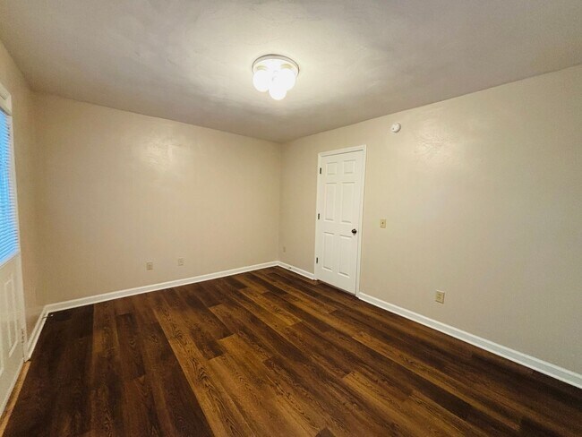 Building Photo - 876 Patrick Henry Dr