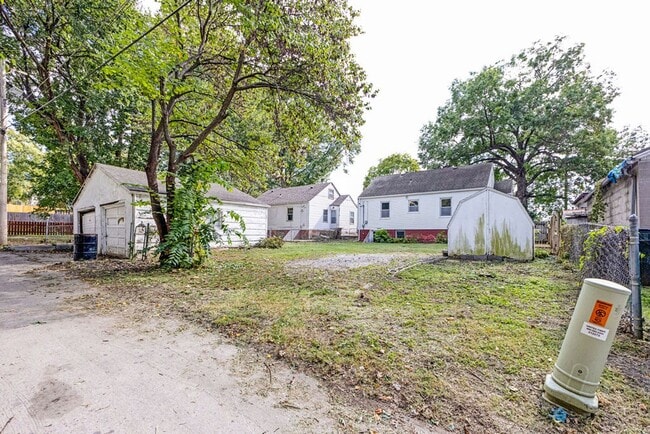 Building Photo - 3BR Cottage with Large Backyard, Garage and a Basement!