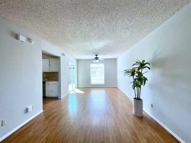 Building Photo - 9242 Westwood Village Dr