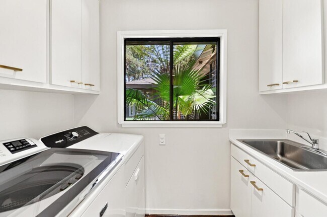Building Photo - 820 Eucalyptus Ave