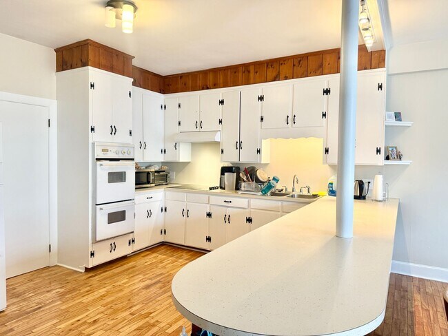 Building Photo - 366 Main St