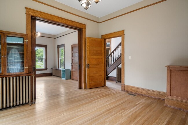 Building Photo - 4 to 5 bed / 2 Bath Just remodeled