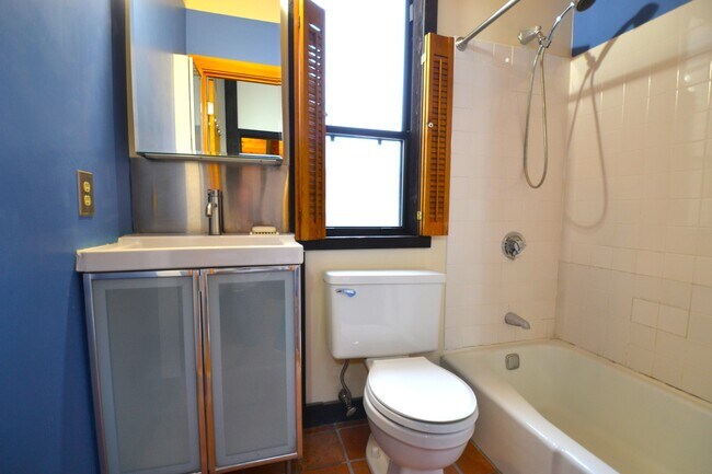 Building Photo - 36 Irving St