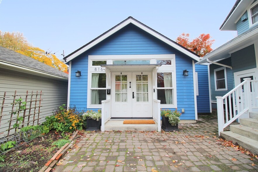 Primary Photo - 816 NE Imperial Ave