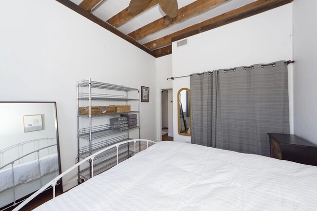 Building Photo - 350 King St