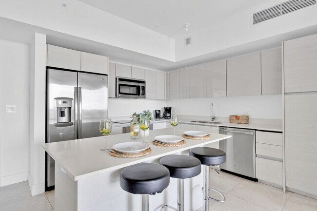 Building Photo - 2602 E Hallandale Beach Blvd