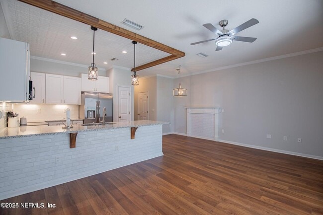 Building Photo - 721 Crystal Way