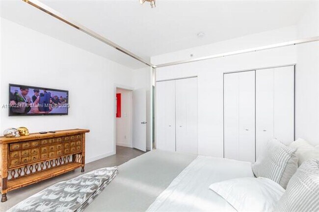 Building Photo - 690 SW 1st Ct