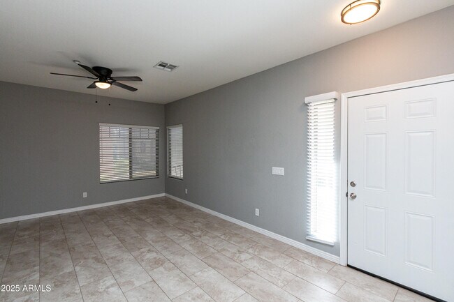 Building Photo - 805 S Sycamore