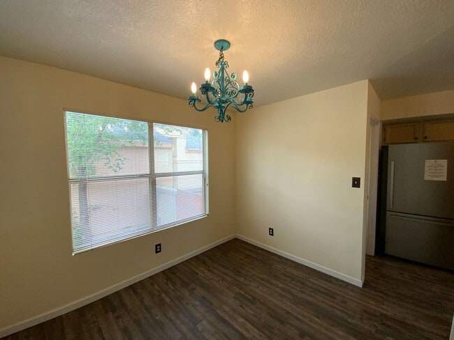 Building Photo - 2 Bedroom Single Story Home Available Near...