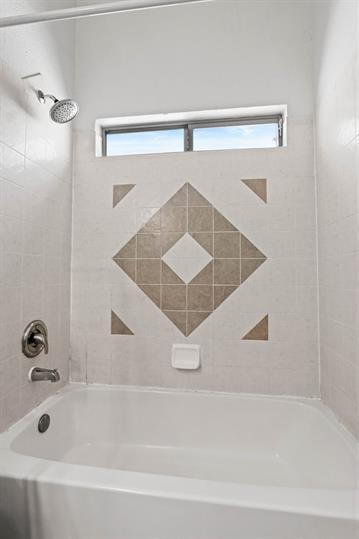 Building Photo - Large 2 story home with refrigerated air, huge backyard.