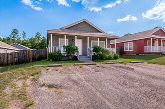 Building Photo - 121 Varsity Dr