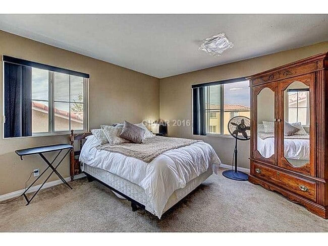 Building Photo - Stunning & Spacious Home with Park Views and Pool!