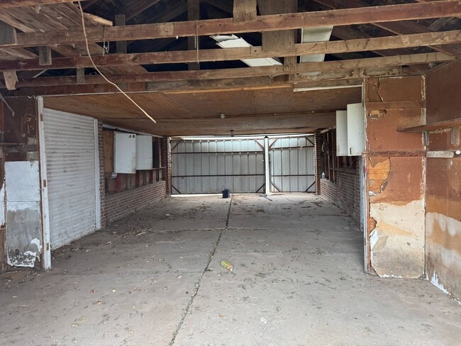 Building Photo - 5 Bed 2 Bath Home w/ 6.14 Acres In Iowa Park ISD.