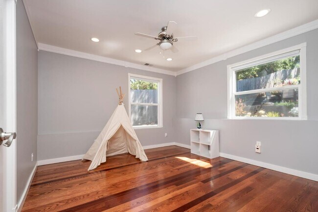 Building Photo - 2667 San Carlos Ave