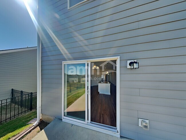 Building Photo - 2573 Highwood Blvd