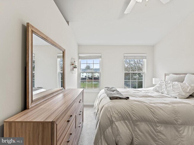 Building Photo - 8873 Royal Doulton Ln