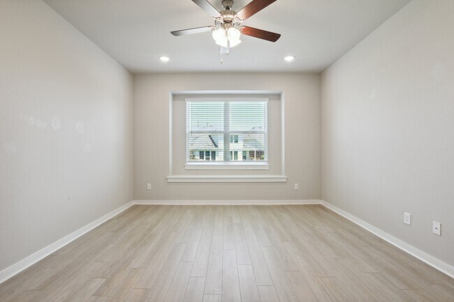 Building Photo - 2310 Calvert Dr