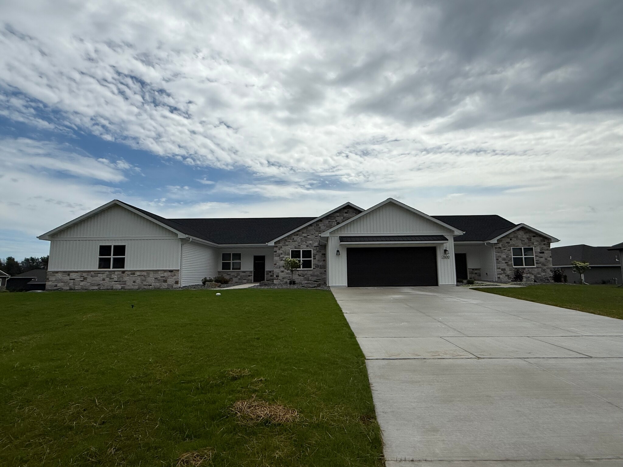 Building Photo - 2129 Clover Field Dr