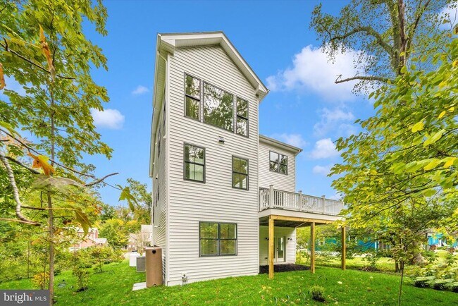 Building Photo - 801 Cedar Ave