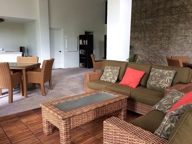 Building Photo - Mauna Luan 2BR/2BA/2PK Desirable End Unit