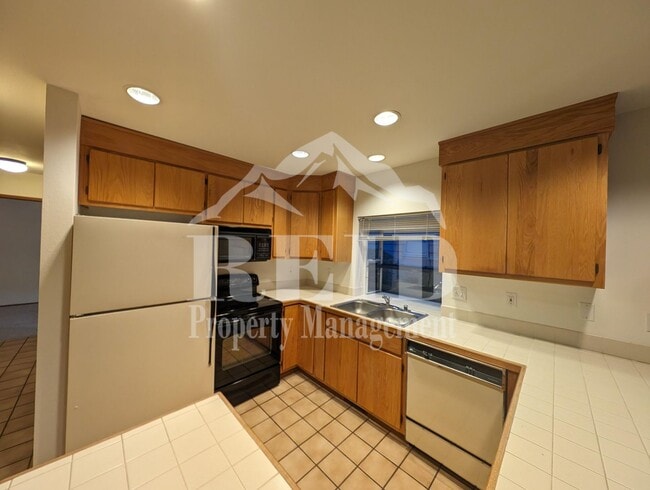 Building Photo - 305/307 Shore