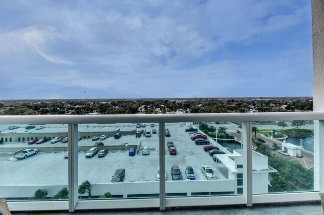 Building Photo - 241 Riverside Dr