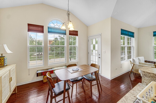 Building Photo - 2528 Dunraven Ave