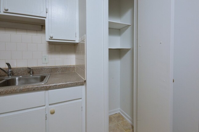 Building Photo - Cozy Chapel Hill Condo - Freshly Updated!