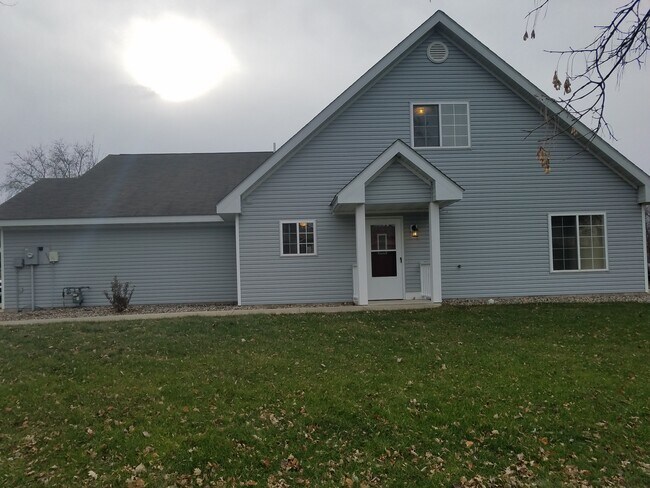 Building Photo - 233 Birch St N