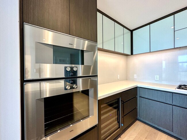 Building Photo - 1Bd/1.5Ba Bellevue Condo