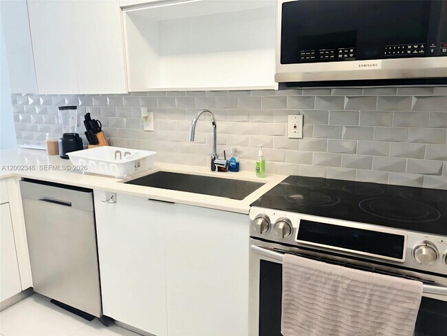 Building Photo - 100 Lincoln Rd