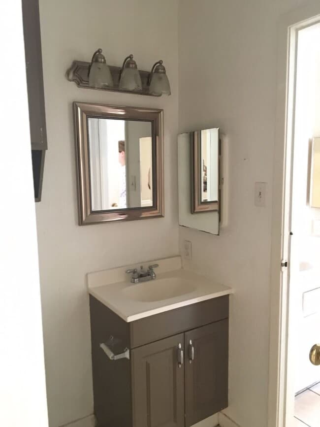 Building Photo - 2 BR 1 BA Condo - Downstairs