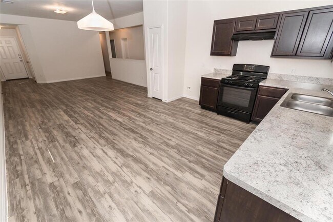 Building Photo - 5807 Kyle Cove Dr