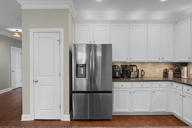 Building Photo - Johns Island 4BR, 2.5 BA Gem: Features Wood Floors, 2-Car Garage, & Community Pool