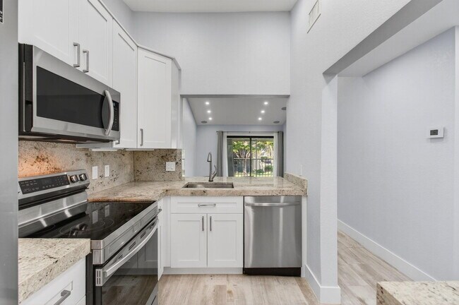 Building Photo - 3939 NE 5th Ave