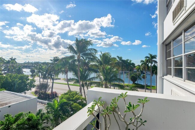 Building Photo - 5313 Collins Ave