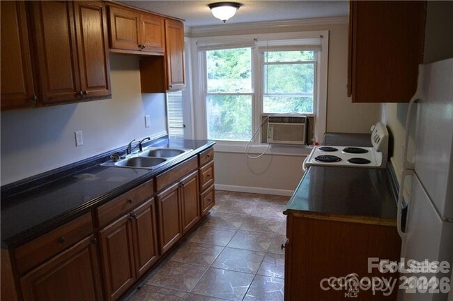 Building Photo - 615 Charlotte Ave