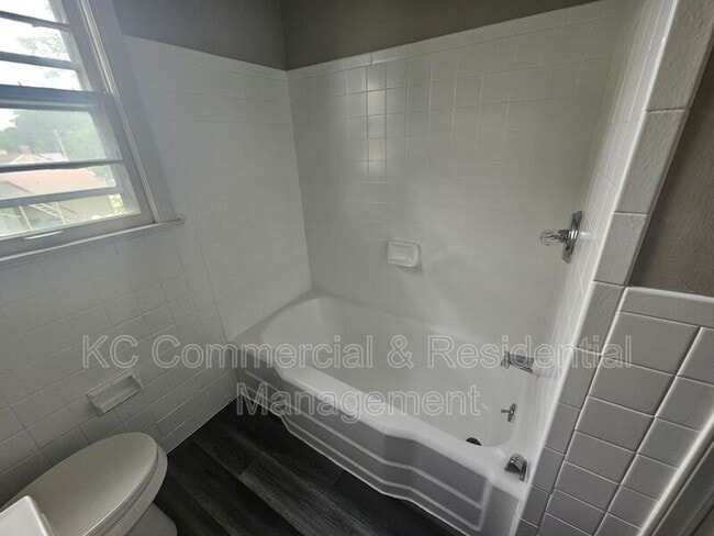 Building Photo - 802 E 75th Terrace