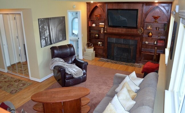 Building Photo - Elegant 4 BD/2.5 BA Home